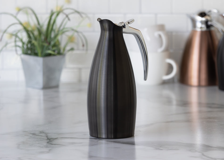 Altus Series 1-Liter Vacuum Insulated Carafe in Black Onyx