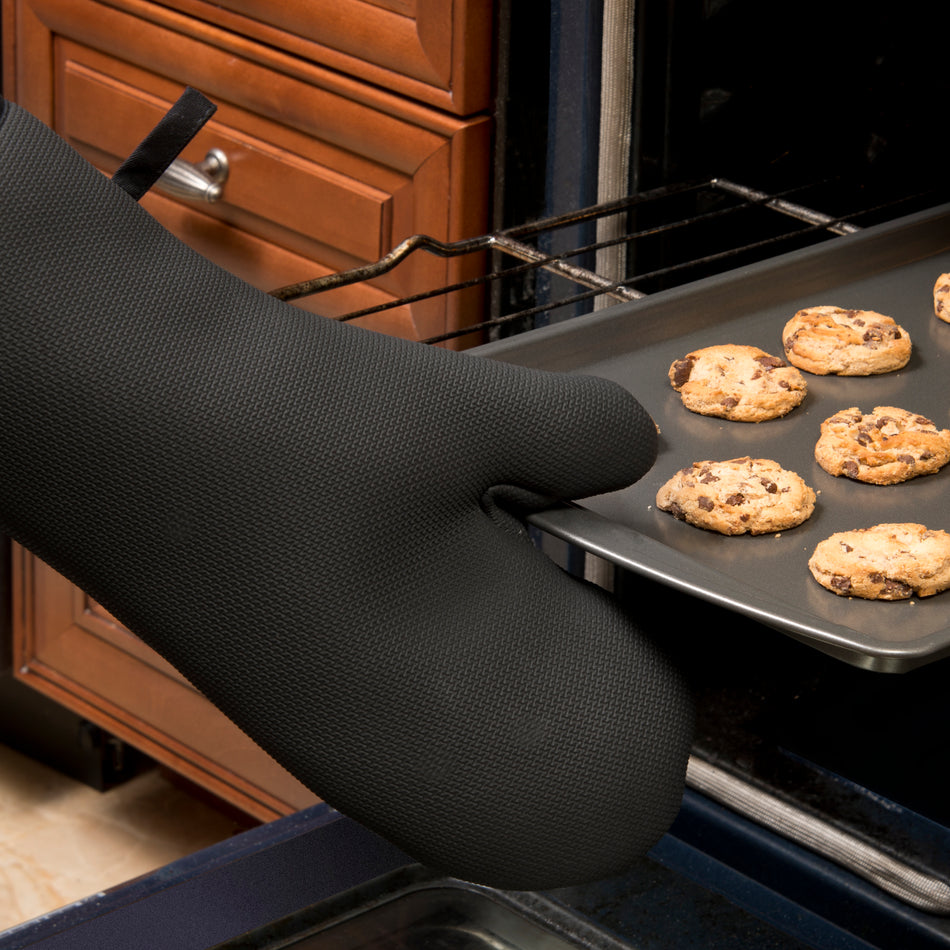 Winco OMNP-15 15 Inch Oven Mitt Non-slip Neoprene Black Flame Resistant