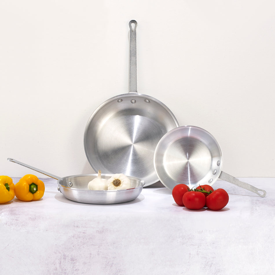 Winco AFP-14S 14 Inch Fry Pan Round Without Lid Riveted Handle Aluminum